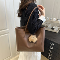 Handtasche mit süßem Detail – stilvoll & praktisch