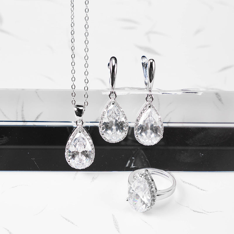 Schmuckset mit tropfenförmigen Zirkonia – dreiteilig & vergoldet