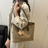 Handtasche mit süßem Detail – stilvoll & praktisch