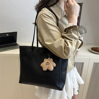 Handtasche mit süßem Detail – stilvoll & praktisch