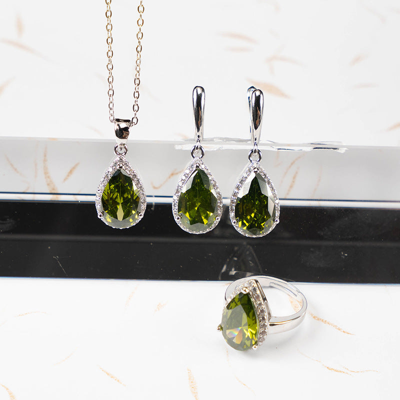 Schmuckset mit tropfenförmigen Zirkonia – dreiteilig & vergoldet