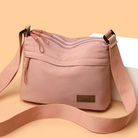 Schultertasche mit wasserabweisendem Stoff – leicht & vielseitig