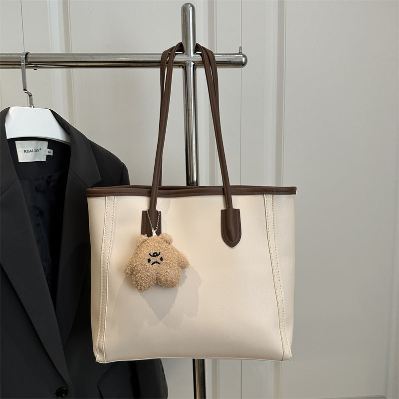 Handtasche mit süßem Detail – stilvoll & praktisch