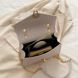 Schultertasche mit eleganter Prägung – modern & stilvoll
