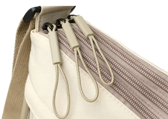Schultertasche mit wasserabweisendem Stoff – leicht & vielseitig