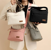Schultertasche mit wasserabweisendem Stoff – leicht & vielseitig