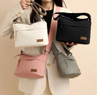 Schultertasche mit wasserabweisendem Stoff – leicht & vielseitig