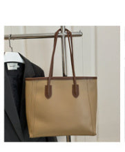 Handtasche mit süßem Detail – stilvoll & praktisch