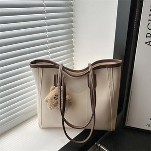 Handtasche mit süßem Detail – stilvoll & praktisch
