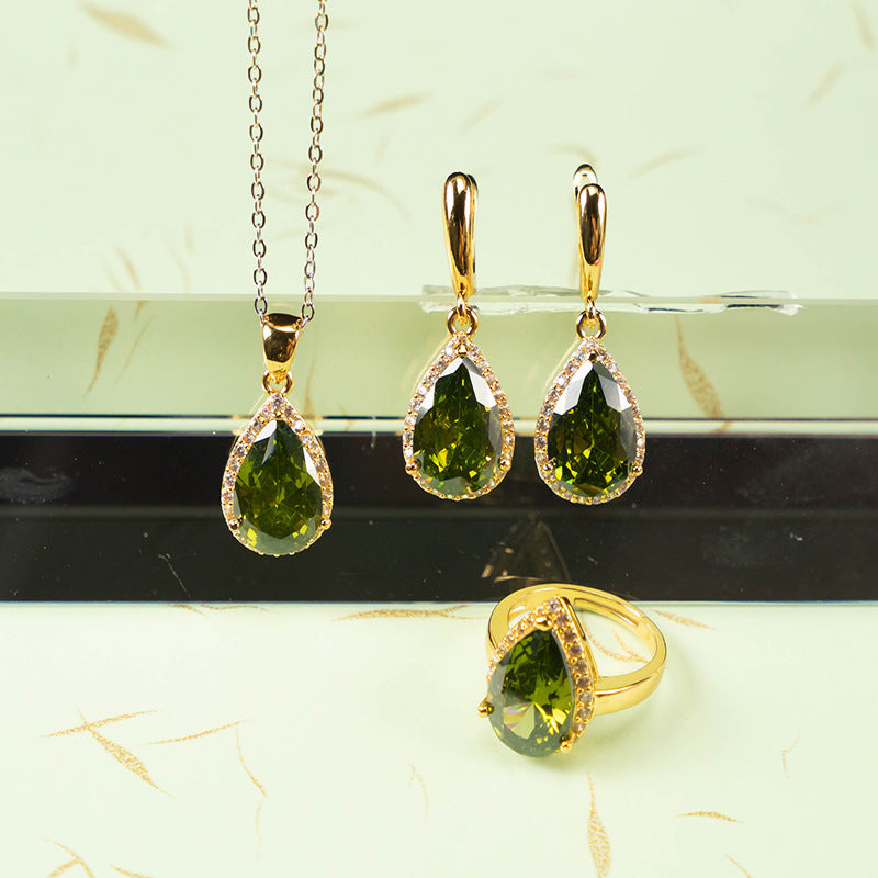 Schmuckset mit tropfenförmigen Zirkonia – dreiteilig & vergoldet