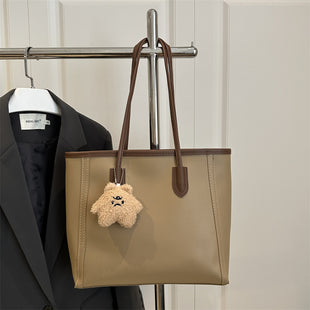 Handtasche mit süßem Detail – stilvoll & praktisch
