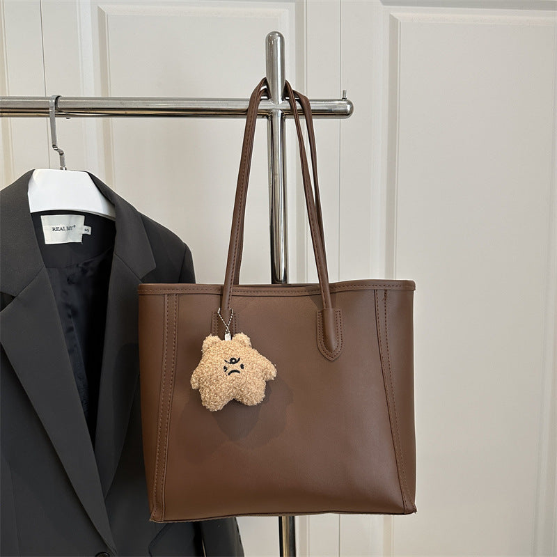 Handtasche mit süßem Detail – stilvoll & praktisch